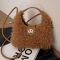 Bolso bandolera marrón de pelo sintético con cierre de imán plateado y correa - Marrón