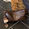 Sac bandoulière en cuir marron foncé avec pendentif chiot et nœud léopard - Café avec Pendentif