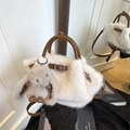 Bolso de piel sintética blanca con asas de cuero marrón y un lindo colgante de conejo - Blanco con colgante