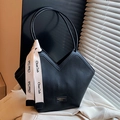 Borsa tote nera minimalista con motivo a trama a V e accessorio decorativo con sciarpa di seta - Nero
