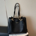 Borsa tote nera intrecciata con catena dorata e finitura in ecopelle lucida di classe - Nero
