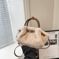 Bolso chic de pelo sintético beige con correas de cuero marrón y hebilla metal - Albaricoque Con Colgante