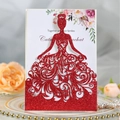 Elegante invito di nozze rosso glitterato tagliato al laser con inserto floreale raffinato - Rosso Scintillante