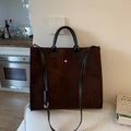 Borsa tote classica in camoscio marrone scuro con manici in pelle nera e tracolla lunga - Marrone