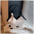 Borsa tote minimalista in tessuto beige con finiture nere ed elegante nastro decorativo - Beige e nero