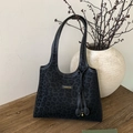 Dettaglio borsa tote leopardata nera in tessuto scamosciato con placca logo dorata - Nero