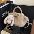 Bolso tote de piel sintética camel con amuleto de conejo y correa de cuero - Caqui Con Colgante