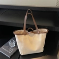 Bolso tote minimalista de lona color crema con correas de cuero marrón oscuro y marca - Gris Beige