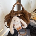 Braune Plüschtasche aus Kunstpelz mit Ledergriffen und niedlichem Kaninchenanhänger - Braun mit Anhänger