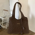 Borsa tote leopardata marrone scuro con logo metallico e ciondolo a cinturino decorativo - Marrone