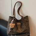 Leopard-Shopper aus Wildlederimitat mit braunen Lederriemen und Plüschbär-Anhänger - Mit Anhänger / Grün