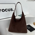 Dunkelbraune minimalistische Wildleder-Hobo-Tasche mit breitem Schultergurt für den Alltag - Braun