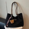 Bolso tote de ante negro con correas marrones y colgante de osito de peluche decorativo - Negro con colgante