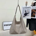 Minimalistische taupefarbene Hobo-Tasche aus mattem Leder mit großem Fassungsvermögen - Gebrochenes Weiß