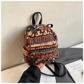Detail van de bohemian geweven pluche rugzak met kleurrijke patronen en lederen grepen - Bruin