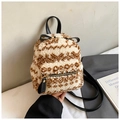 Detail van een pluchen rugzak met beige bontpatroon en zwarte strikversiering - Bruin
