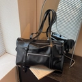 Elegante bolso Boston de cuero PU negro con correas de ojales plateados y acabado pulido - Grande / Negro