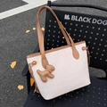 Borsa tote bianca trapuntata con manici marroni e ciondolo a forma di cane di lusso - Trapuntato Bianco Con Pendente