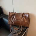 Bolso Boston retro marrón en cuero aceitado con correas de hombro y ojales de metal plata - Grande / Marrón