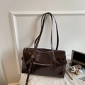 Bolso Boston de charol marrón oscuro con herrajes plateados y correa ajustable - Grande / café