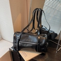 Bolso cilíndrico negro brillante de cuero PU con hebilla y cremalleras plateadas - Pequeño / Negro