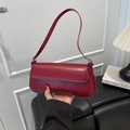 Bolso de hombro baguette rojo oscuro minimalista con un acabado de piel sintética lisa - Rojo