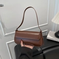 Bolso baguette retro de cuero marrón oscuro con silueta curva y correa ajustable para hombro - Marrón