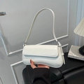 Bolso baguette minimalista de cuero blanco con forma de media luna y correa - Blanco