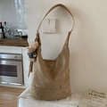 Borsa hobo in pelle scamosciata marrone con ciondolo a orso e tracolla regolabile - Cachi con Pendente