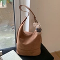 Borsa a secchiello hobo in finta pelle scamosciata marrone con ciondolo a orsetto - Marrone con ciondolo