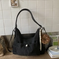 Detalle de bolso hobo de ante negro con bolsillo de cordón y colgante de donut - Con Colgante / Negro