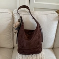 Borsa hobo a secchiello in pelle scamosciata marrone con ciondolo a orsetto - Caffè con Ciondolo