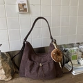 Detalle del bolso tote de ante marrón oscuro con bolsillo de cordón y colgante de dona - Con Colgante / Marrón
