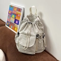 Detailaufnahme des leichten Nylon-Rucksacks mit Kordelzug und Schnallenverschlüssen - Beigegrau
