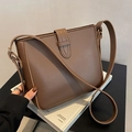 Bolso tipo cubo retro marrón de cuero sintético premium con correa de hombro ancha ajustable - café