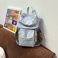 Details des kontrastfarbenen Nylon-Rucksacks mit Kordelzug und Schnallenverschluss im Fokus - Color Block