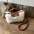 Detalle del bolso de peluche blanco con solapa de cuero marrón y hebilla metálica dorada - Blanco Roto