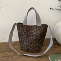 Detail der Bucket Bag mit Leopardenmuster und schwarz-weiß gewebtem Schultergurt - Leopardenmuster