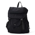 Detailansicht eines schwarzen Nylon-Rucksacks mit Doppel-Schnallen und Kordelzugtaschen - Schwarz