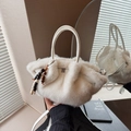 Weiße Webpelz Cloud-Handtasche mit Falten-Design und Holzperlen-Anhänger für Damen - Mit Anhänger / Weiß