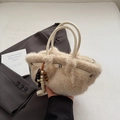 Beige Kunstpelz-Handtasche mit Ledergriff und dekorativem Holzperlen-Quasten-Detail - Mit Anhänger / Khaki
