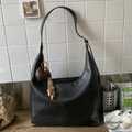 Schwarze Vintage Hobo-Tasche mit Herzanhänger und Perlen am langen Schultergurt - Mit Anhänger / Schwarz