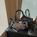 Retro Boston-Handtasche mit Leopardenmuster, schwarzen Lacklederriemen und Schnallen - Schwarz