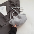 Hellgraue Kunstpelz-Handtasche mit modischer Raffung und verstellbarem Leder-Schultergurt - Ohne Anhänger / Grau