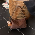 Sac hobo en daim marron avec un porte-clé ours en peluche et un nœud à carreaux - Café avec Pendentif / café