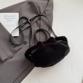 Schicke schwarze Kunstpelz-Handtasche mit Ledergriffen und verstellbarem Schultergurt - Ohne Anhänger / Schwarz