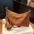 Sac bandoulière en daim marron avec charme d'ours en peluche et bandoulière en cuir - Marron avec pendentif / Marron