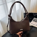 Bolso hobo minimalista en marrón oscuro con correa anudada y detalles de metal plateado - Marrón