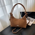 Bolso de hombro marrón caramelo con correa anudada y acabado de piel sintética mate suave - Marrón