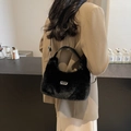 Borsa a tracolla chic in ecopelliccia nera con logo argento per l'autunno e l'inverno - Nero